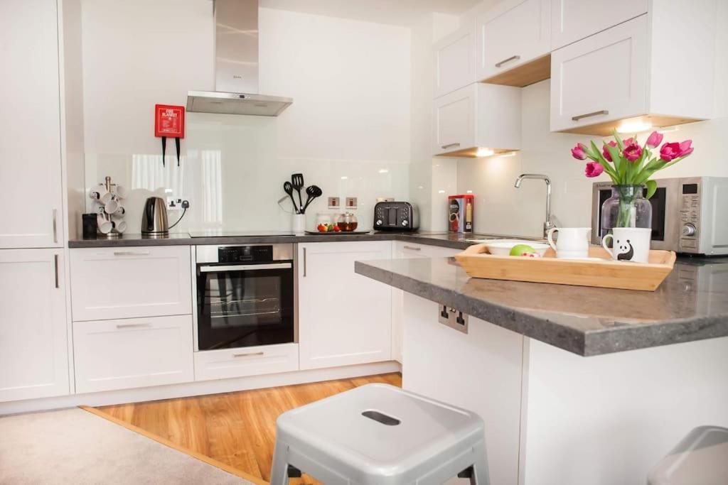 Stylish And Central Two Bedroom & Two Bathroom Apartment With Free Parking Exterior foto