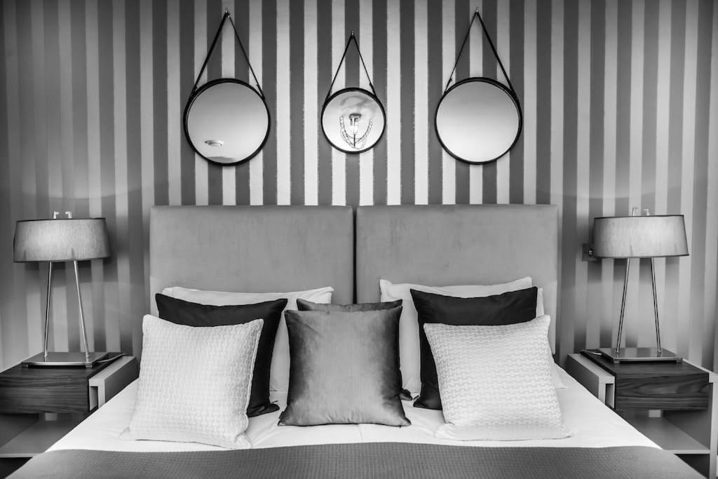 Stylish And Central Two Bedroom & Two Bathroom Apartment With Free Parking Exterior foto